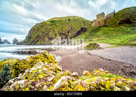 Dunnottar Castle vom Strand im Herbst Stockfoto