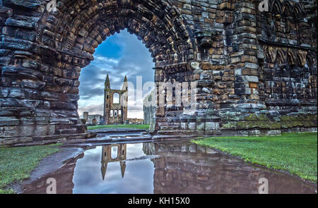 Spiegelung im Wasser der St Andrews Cathedral in St. Andrews, Schottland Stockfoto