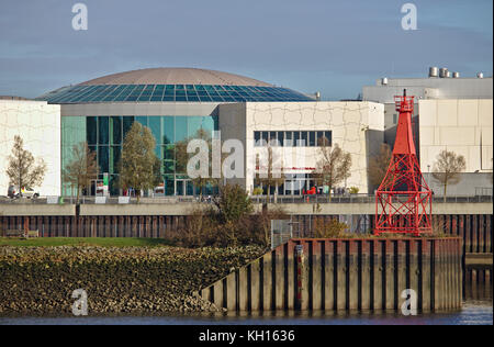 Bremen, Deutschland - 6. November 2017 - Glaskuppel der Waterfront Shopping Mall (ehemaliger Space Park) mit Weser, Rotes Meer Mark und Blatt pil Stockfoto