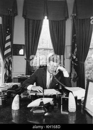 Präsident John F. Kennedy an seinem Schreibtisch im Oval Office, Washington, DC, August 23, 1962. Foto von Abbie Rowe. Stockfoto