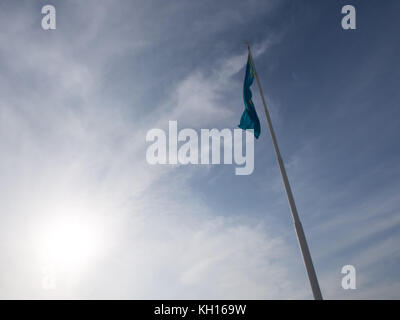 Business Kasachstan, Fahne von Kasachstan vor blauem Himmel im Wind, blaue Fahne von Kasachstan, Almaty Kasachstan, Kasachstan Stockfoto