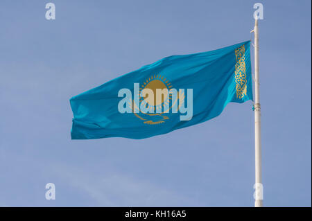 Business Kasachstan, Fahne von Kasachstan vor blauem Himmel im Wind, blaue Fahne von Kasachstan, Almaty Kasachstan, Kasachstan Stockfoto