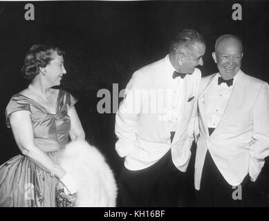 Der ehemalige Präsident Dwight D. Eisenhower (rechts) und Frau Mamie Eisenhower (links) Lachen mit Vizepräsident Lyndon B Johnson (Mitte) bei einem Abendessen zu Ehren von Mohammed Ayub Khan von Pakistan, Mount Vernon, VA, 07.11.1961. Foto von Abbie Rowe Stockfoto