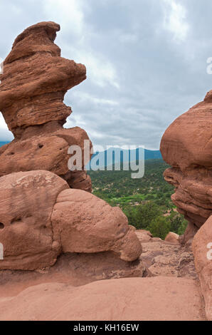 Der Garten der Götter national Natural landmark Felsformationen framing Tal und Berge in Colorado Springs, Colorado Stockfoto