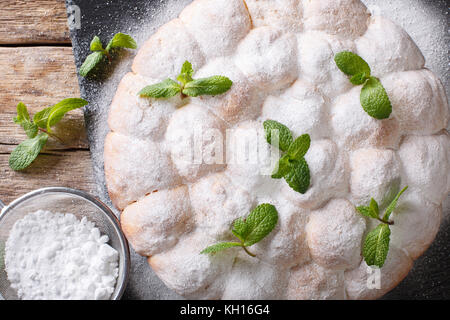 Österreichischer buchteln - süße Hefe Brötchen, leckeren Brötchen close-up auf dem Tisch. horizontal oben Ansicht von oben Stockfoto