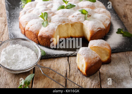 Österreichischer buchteln - süße Hefe Brötchen, leckeren Brötchen close-up auf dem Tisch. Horizontale Stockfoto