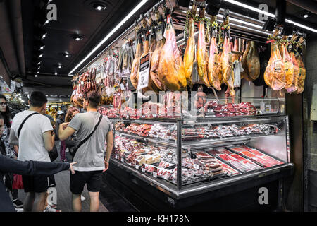 Chorizo und Jamón Serrano geht im berühmten Markt La Boqueria in Barcelona, Spanien Stockfoto