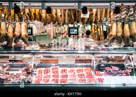 Chorizo und Jamón Serrano geht im berühmten Markt La Boqueria in Barcelona, Spanien Stockfoto