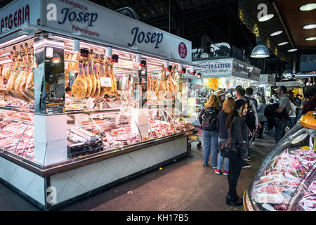 Chorizo und Jamón Serrano geht im berühmten Markt La Boqueria in Barcelona, Spanien Stockfoto