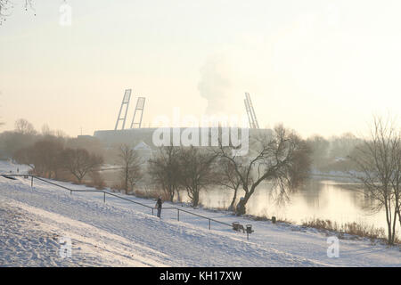 Weserstadion Fußballstadion im Winter, Bremen, Deutschland, Europa I Weserstadion mit Weser und Osterdeich im Winter bei Sonnenaufgang mit Morgennebel, Stockfoto