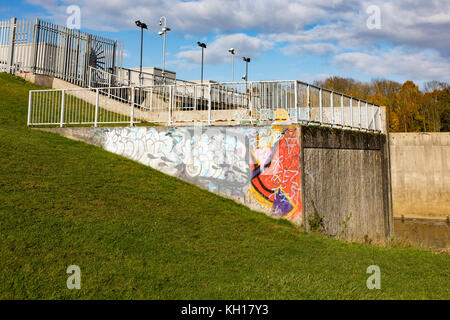 Leigh Hochwasserschutz Barriere auf dem Fluss Medway, schneidet durch haysden Country Park im Winter, Tonbridge, Kent, Großbritannien Stockfoto