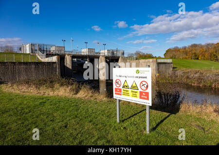 Leigh Flood Defense Barriere am River Medway, der durch den Haysden Country Park in Winter, Tonbridge, Kent, Großbritannien führt Stockfoto