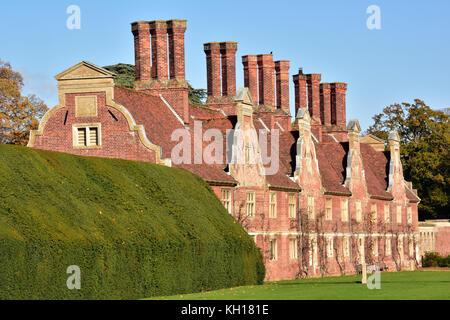 Blickling Hall National Trust property in Norfolk mit einem blauen Himmel und Bäume im Herbst als Hintergrund. Stockfoto