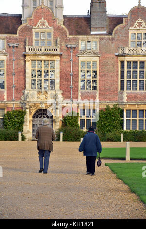 Ein älteres Ehepaar zu Fuß entlang der Hauptantrieb Blickling Hall National Trust property in Norfolk. Stockfoto