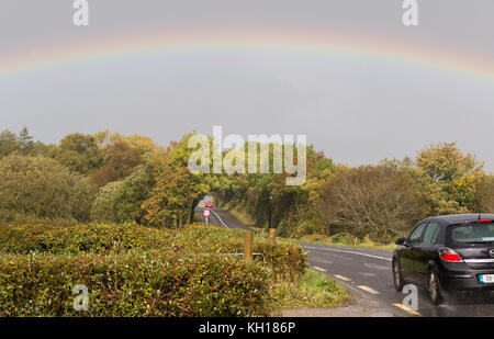 Regenbogen über der Straße in der Nähe von Ardara, Co Donegal, Irland Stockfoto