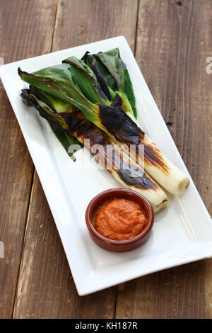 Gebratene calcots mit romesco Sauce zum Dippen, spanische katalanische Küche Stockfoto