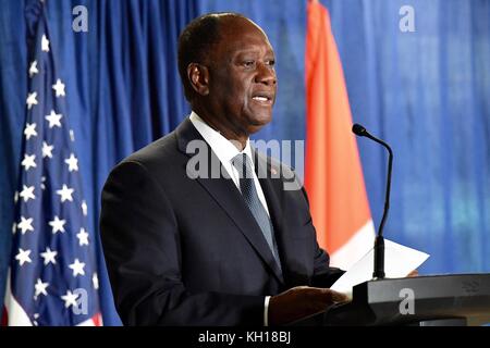 Elfenbeinküste Präsident Alassane Ouattara spricht vor der Unterzeichnung eines kompakten Wirtschaftswachstum in Cote d'Ivoire des US-Außenministeriums, November 7, 2017 in Washington, DC. (Foto durch Zustand Abteilung Foto über planetpix) Stockfoto