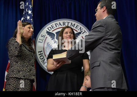 Elaine Duke (links) schwört Lee Francis Cissna als Direktor der U.S. Citizenship and Immigration Services am 31. Oktober 2017 in Washington, D.C. (Foto: Jetta Disco via Planetpix) Stockfoto