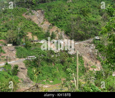 Luftaufnahme der Häuser durch einen Erdrutsch durch den Hurrikan Maria 2. November beschädigt, 2017 in lares, Puerto Rico. (Foto von Lee Snyder über planetpix) Stockfoto