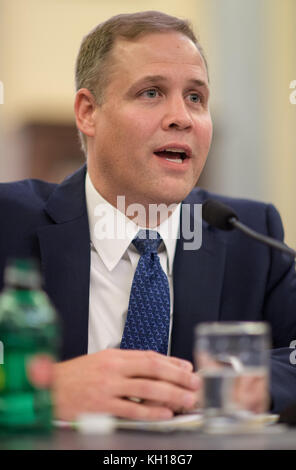 James Bridenstine, der Vertreter der USA aus Oklahoma, sagt vor dem Senatsausschuss für Handel, Wissenschaft und Verkehr während seiner Nominierungsanhörung für den NASA-Administrator im Russell Senate Office Building vom 1. November 2017 in Washington aus (Foto: Joel Kowsky via Planetpix). Stockfoto