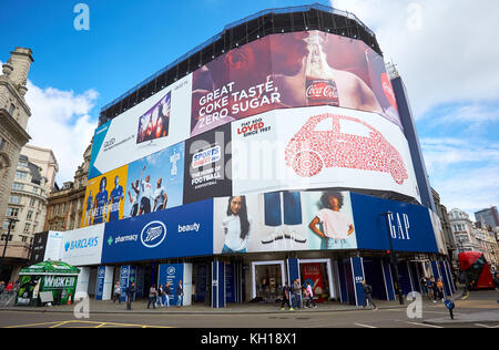 Temporäre Werbung auf dem Piccadilly Circus in London, während neue LED-Bildschirme sind installiert Stockfoto