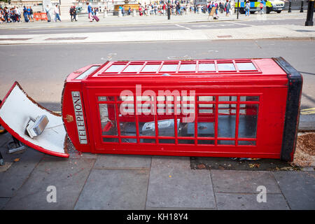 Im alten Stil Britische rote Telefonzelle liegen auf IT-Seite auf dem Trafalgar Square, London Stockfoto