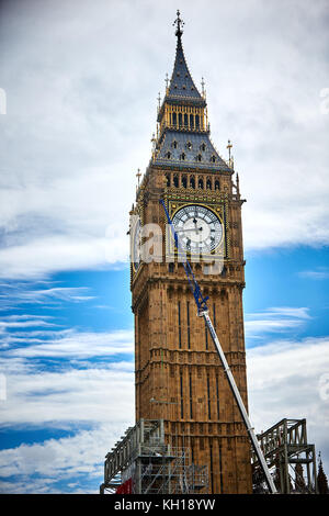 Ein Kran vor Elizabeth Tower, in dem sich Big Ben Bell, vor Wartungsarbeiten Stockfoto