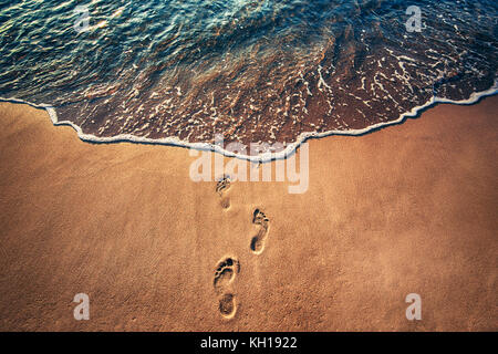 Spuren am Strand, sunrise geschossen. Stockfoto