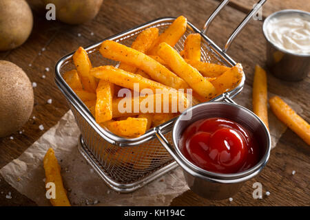 Köstlich knusprige reife Pommes Frites mit Ketchup und Mayonnaise. Stockfoto