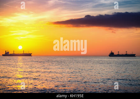 Schönen Sonnenaufgang über dem Meer. Die Wellen am Strand Sand waschen. Stockfoto