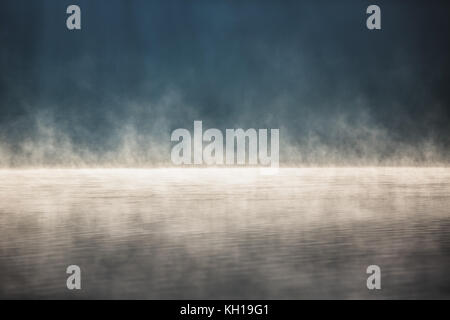 Morgens Nebel auf dem See, Sonnenaufgang geschossen Stockfoto