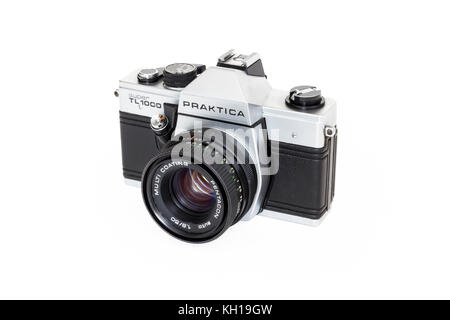 Praktica Super TL 1000 35-mm-Rollfilm Spiegelreflexkamera mit 50 mm Objektiv Pentacon, 1980er Jahre, gegen einen weißen Hintergrund isoliert Stockfoto