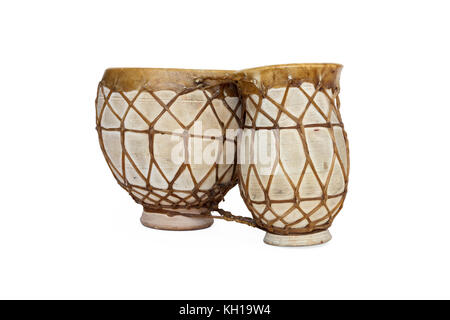 Traditionelle marokkanische Tonerde hand Drums vor einem weißen Hintergrund Stockfoto