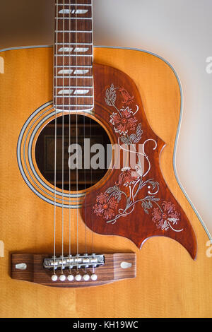 Nahaufnahme eines 1970er Yamaha FG-300 Akustik Gitarre Stockfoto