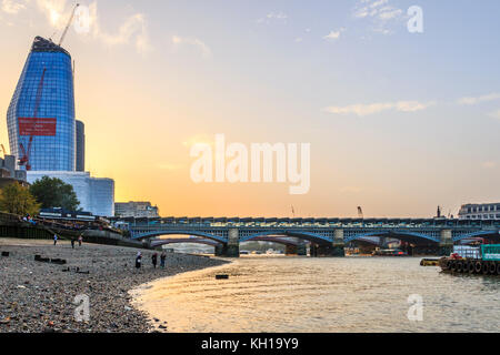 Sonnenuntergang hinter 1 Blackfriars (Vase), kurz vor der Vollendung, und Blackfriars Bridge von der Themse vorland gesehen, bei Ebbe an einem Herbstabend Stockfoto