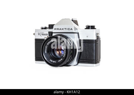 Praktica Super TL 1000 35-mm-Rollfilm Spiegelreflexkamera mit 50 mm Objektiv Pentacon, 1980er Jahre, gegen einen weißen Hintergrund isoliert Stockfoto