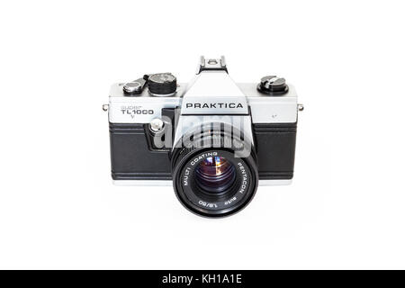 Praktica Super TL 1000 35-mm-Rollfilm Spiegelreflexkamera mit 50 mm Objektiv Pentacon, 1980er Jahre, gegen einen weißen Hintergrund isoliert Stockfoto