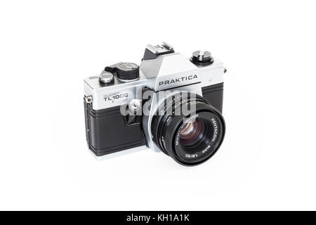 Praktica Super TL 1000 35-mm-Rollfilm Spiegelreflexkamera mit 50 mm Objektiv Pentacon, 1980er Jahre, gegen einen weißen Hintergrund isoliert Stockfoto