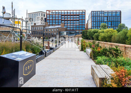 Ein Gehweg im Sanierungsgebiet in King's Cross, London, UK, 2017 Stockfoto
