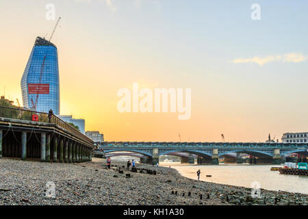 Sonnenuntergang hinter 1 Blackfriars (Vase), kurz vor der Vollendung, und Blackfriars Bridge von der Themse Vorland bei Ebbe an einem Herbstabend gesehen Stockfoto