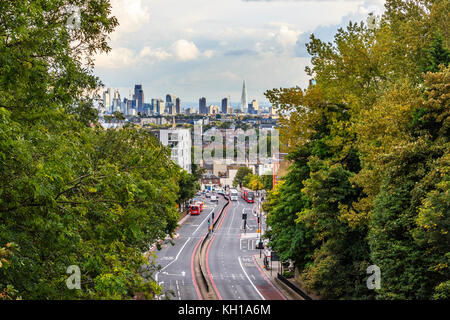 Blick auf den Torbogen und der Londoner City aus Hornsey Lane Bridge, Islington, London, UK, an einem spätsommerabend Stockfoto