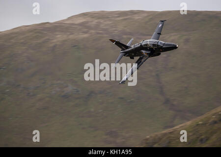 Royal Air Force hawk t2 Flugzeug die Durchführung von tief fliegenden Ausbildung durch Snowdonia National Park in Wales. Stockfoto