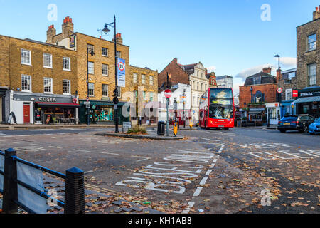 A271 Bus verwandelt sich in seine Endstation im Süden von Grove, Highgate, London, UK, auf einem Herbstabend Stockfoto