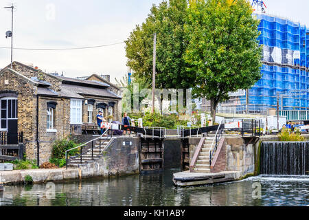 St. Pancras Lock, Kings Cross, London, Großbritannien, eine neue Konstruktion in Kunststoff blau Nachbearbeitung im Hintergrund, 2017 Stockfoto