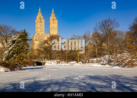 Gefrorene Central Park See im Winter mit Blick auf die San Remo Gebäude auf der Upper West Side. Manhattan, New York City Stockfoto
