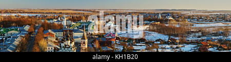 Panorama von suzdal aus der Luft. Häuser, Tempel, Straßen, Bäume sichtbar sind. In der Yards liegt Schnee. suzdal. goldener Ring Russlands Stockfoto