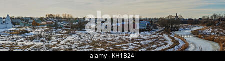 Panorama von suzdal aus der Luft. Häuser, Tempel, Straßen, Bäume sichtbar sind. In der Yards liegt Schnee. suzdal. goldener Ring Russlands Stockfoto