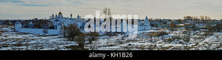 Panorama von suzdal aus der Luft. Häuser, Tempel, Straßen, Bäume sichtbar sind. In der Yards liegt Schnee. suzdal. goldener Ring Russlands Stockfoto