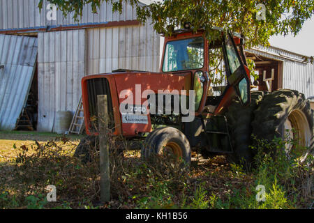 Alten Traktor auf dem Bauernhof Stockfoto