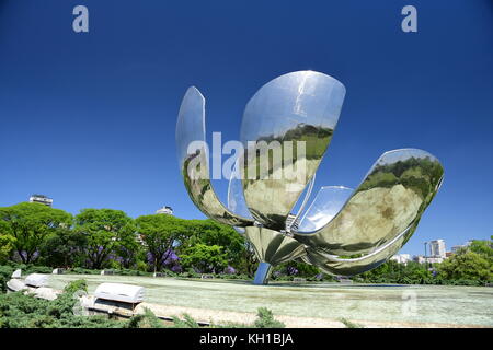 Blick auf floralis Generica in Recoleta, Buenos Aires, Argentinien auf schönen Frühlingstag Stockfoto